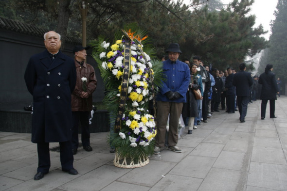 追悼會(huì)深情緬懷逝者，悼念之情深重